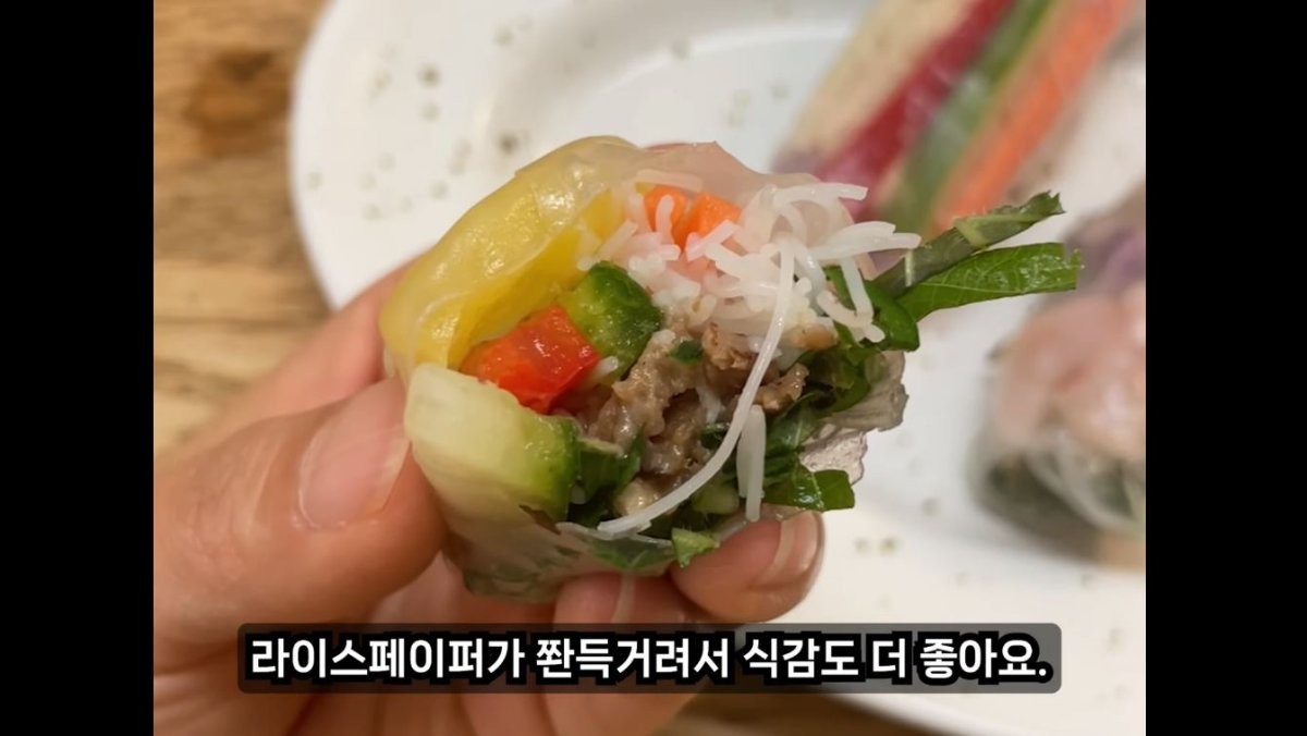 찬물에 적힌 라이스페이퍼로 만든 월남쌈. / 유튜브 '게으른김주부'