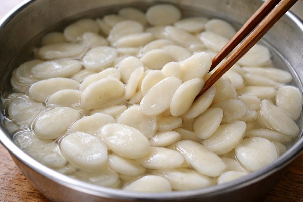 물에 담가놔 퍼지고 흐물흐물해진 떡국떡. 기사 내용을 바탕으로 제작한 자료사진.