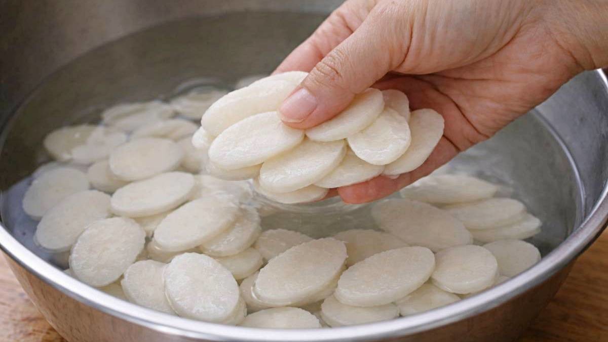 '떡국떡 제발 '물'에 불리지 마세요…떡집 사장님이 추천한 더 쉬운 방법' 기사 내용을 바탕으로 제작한 자료사진.