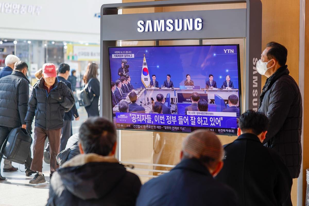 지난 11일 서울역에서 이재명 대통령의 취임 후 첫 기관별 업무보고(기획재정부·국가데이터처) 모두 발언 생중계 화면이 나오고 있다. 강유정 대통령실 대변인은 '부처별 업무보고가 생중계되는 건 처음이며, 국민주권정부의 국정철학을 국민과 나누고 정책 이행 과정의 투명성을 높이기 위한 조치'라고 말했다 / 뉴스1