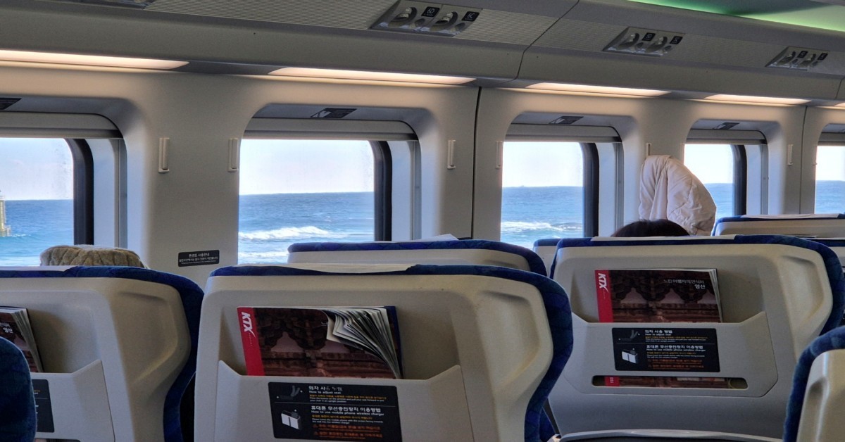 30일 처음으로 출발한 강릉발 부전행 동해선 KTX-이음 열차 객실 모습. / 뉴스1