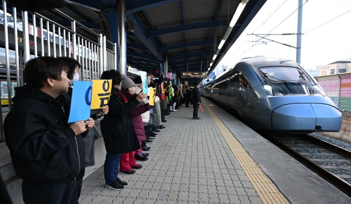 기장역에서 지역 주민들이 KTX-이음 첫 운행을 환영하는 행사를 하고 있다. / 기장군 제공-뉴스1