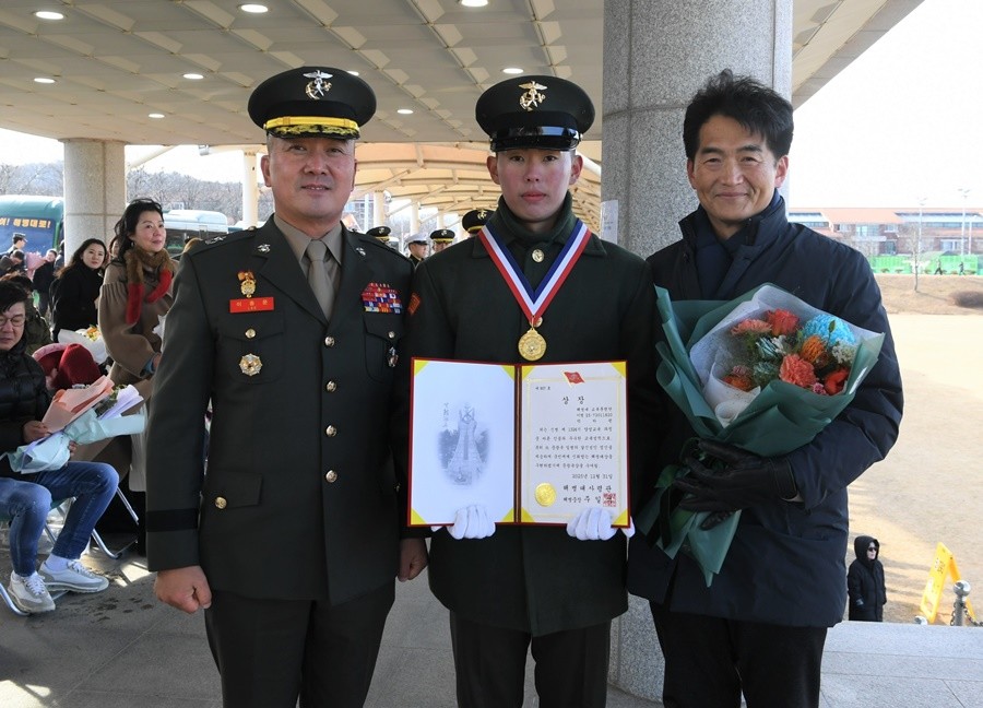 해병대 교육훈련단에서 열린 해병 1324기 수료식에서 가장 우수한 성적으로 수료한 박하린 이병이 이종문 교육훈련단장(왼쪽)과 기념 촬영을 하고 있다.