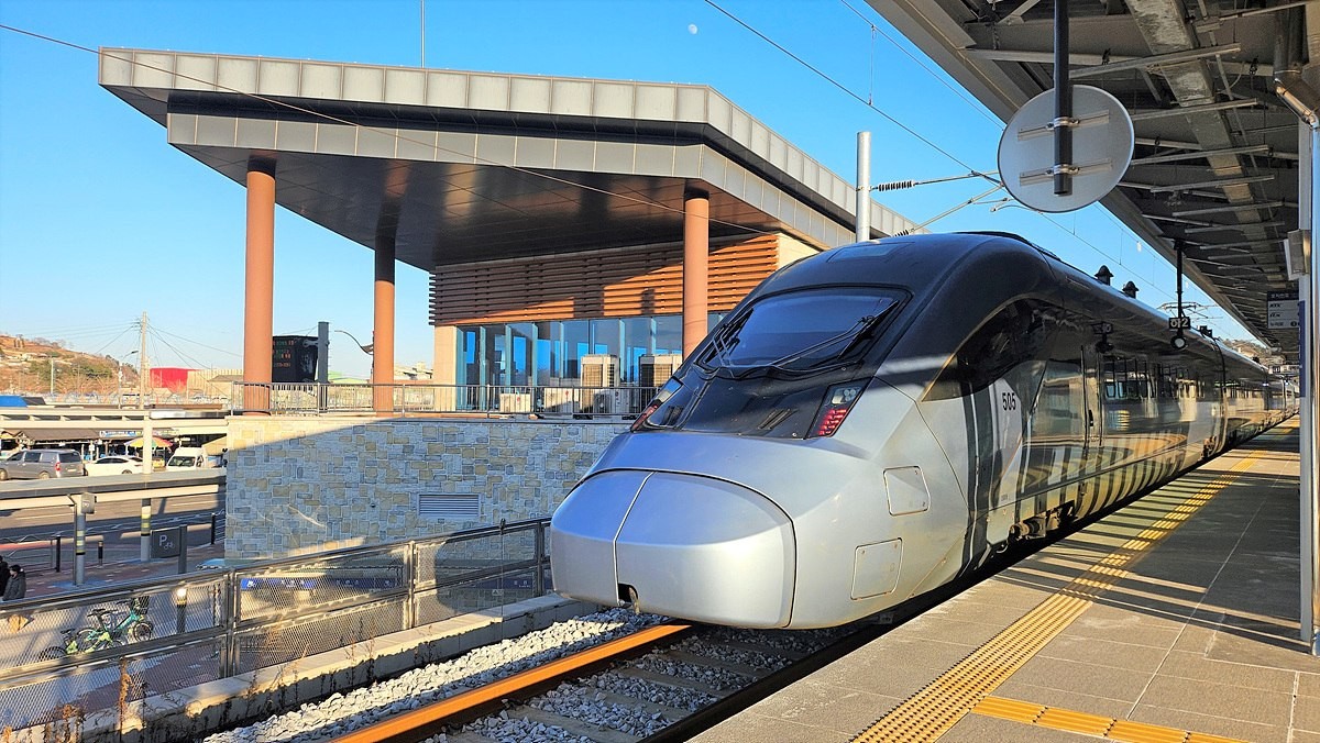 삼척역에 정차해 있는 KTX-이음 / 코레일