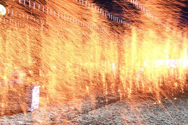 31일 함평엑스포공원에서 펼쳐진 ‘송년의 밤 낙화놀이’에서  수천 개의 불꽃으로 화려하게 수놓아졌다./노해섭 기자