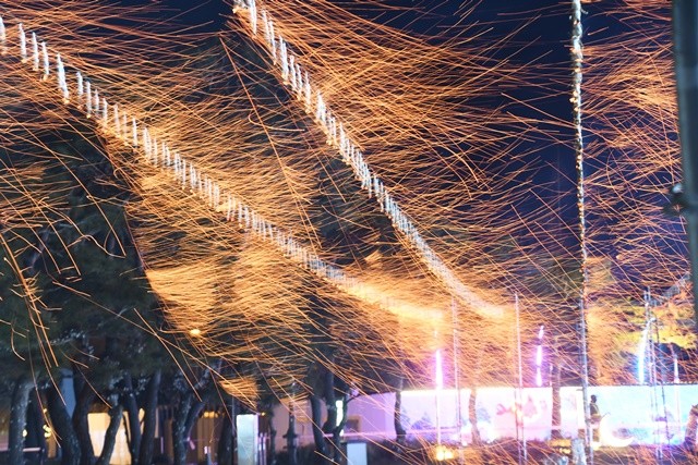 31일 함평엑스포공원에서 펼쳐진 ‘송년의 밤 낙화놀이’에서  수천 개의 불꽃으로 화려하게 수놓아졌다./노해섭 기자