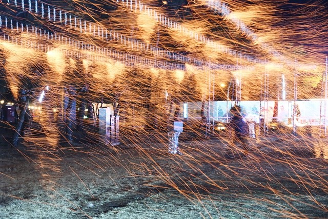 31일 함평엑스포공원에서 펼쳐진 ‘송년의 밤 낙화놀이’에서  수천 개의 불꽃으로 화려하게 수놓아졌다./노해섭 기자