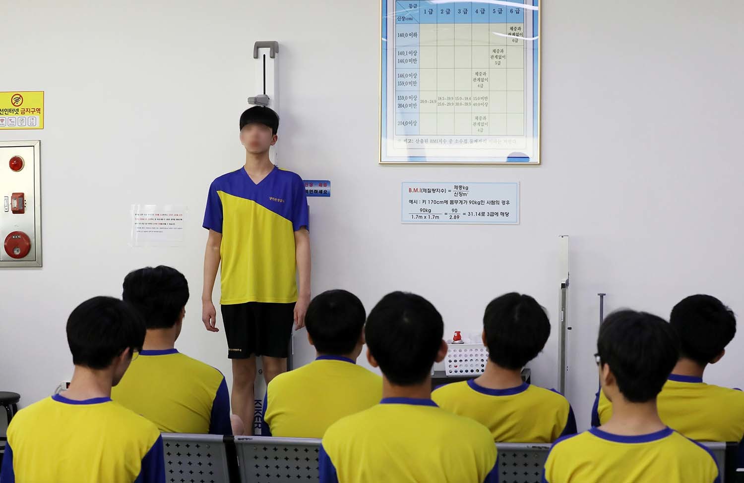 2025년 1월 14일 부산 수영구 부산울산지방병무청에서 현역대상자들이 신체검사를 받고 있다. / 뉴스1