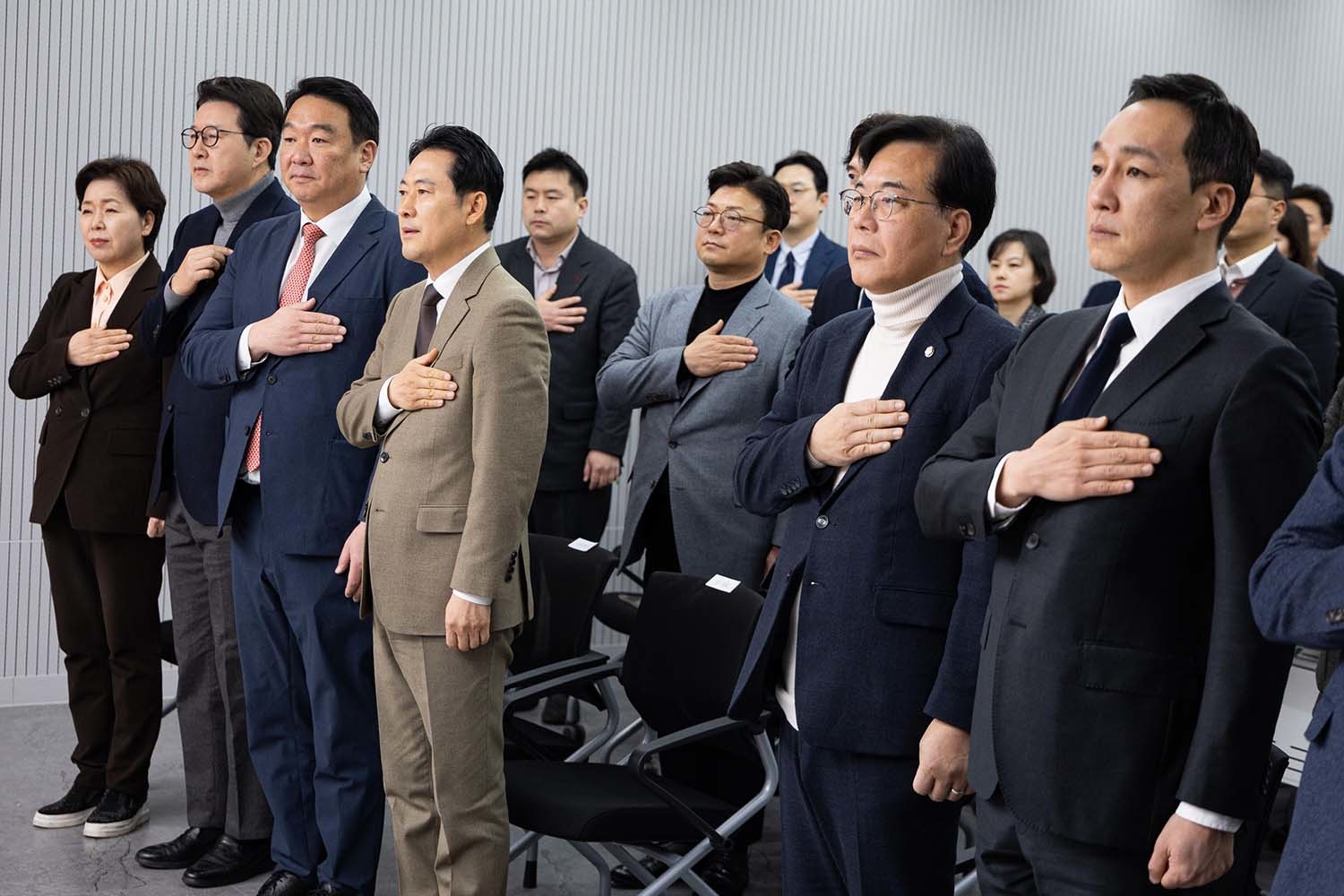 장동혁 국민의힘 대표와 송언석 원내대표를 비롯한 참석자들이 2025년 12월 31일 서울 여의도 중앙당사에서 열린 2025 사무처 당직자 종무식에서 국민의례를 하고 있다. / 뉴스1
