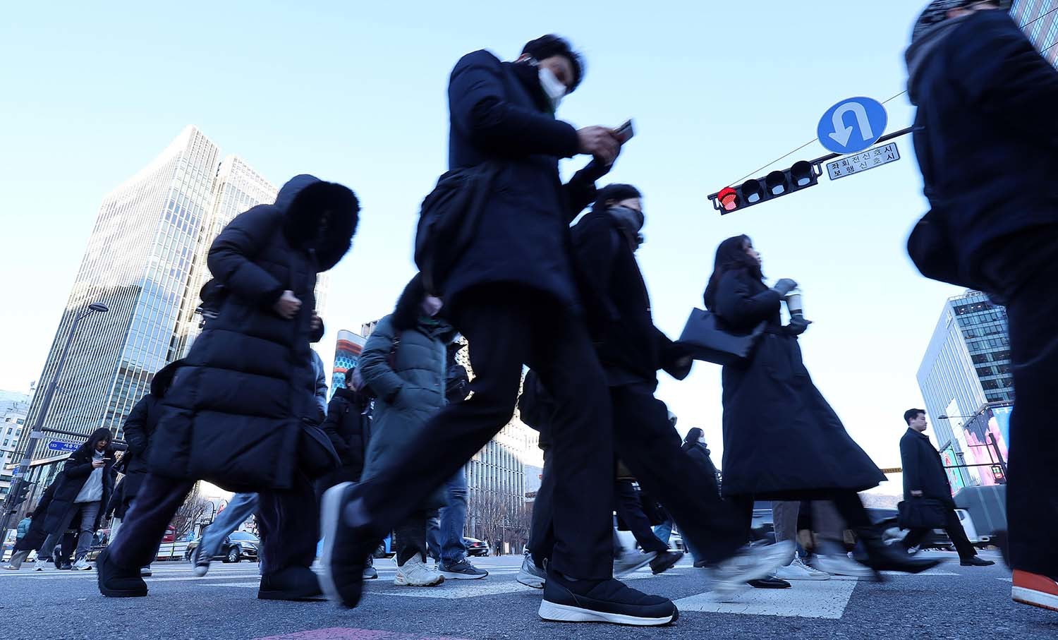 영하권의 강추위가 이어진 2025년 12월 31일 서울 광화문네거리에서 움츠린 시민들이 2025년 마지막 출근길에 나서고 있다. / 뉴스1
