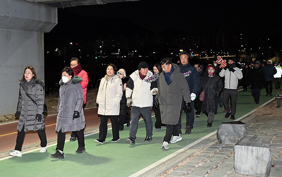 김동근 시장이 1월 1일 ‘2026 의정부시 해맞이 산책, 하천길 따라 새빛까지’ 행사에서 참석한 시민들과 소통하고 있다