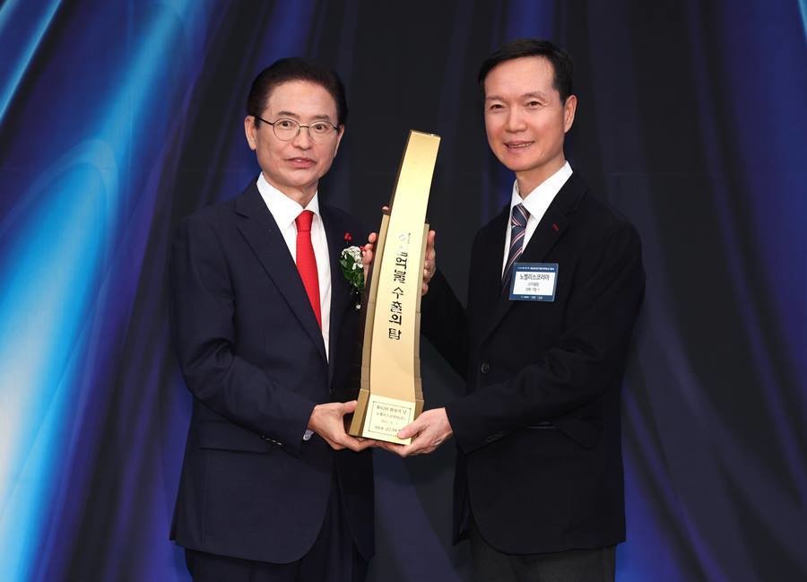 25년 무역의날 행사서 이철우 도지사의 포상 전수 모습/경북도