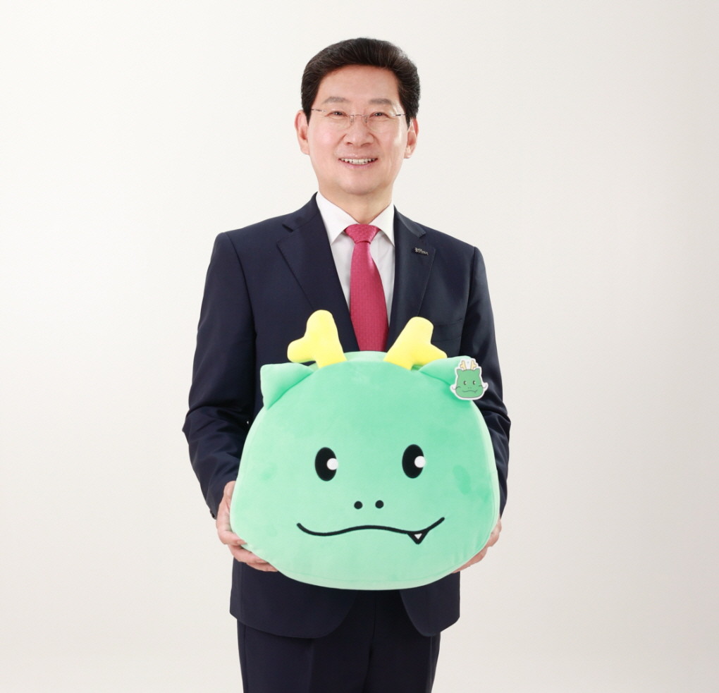 조아용 인형을 든 이상일 용인특례시장. / 용인특례시