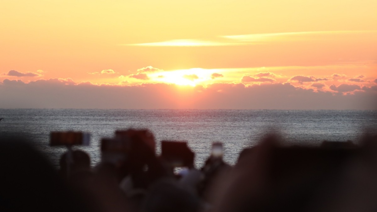 1일 오전 울산 울주군 간절곶에서 해맞이 인파가 몰린 가운데 '붉은 말의 해' 병오년(丙午年)의 첫 해가 떠오르고 있다. / 뉴스1