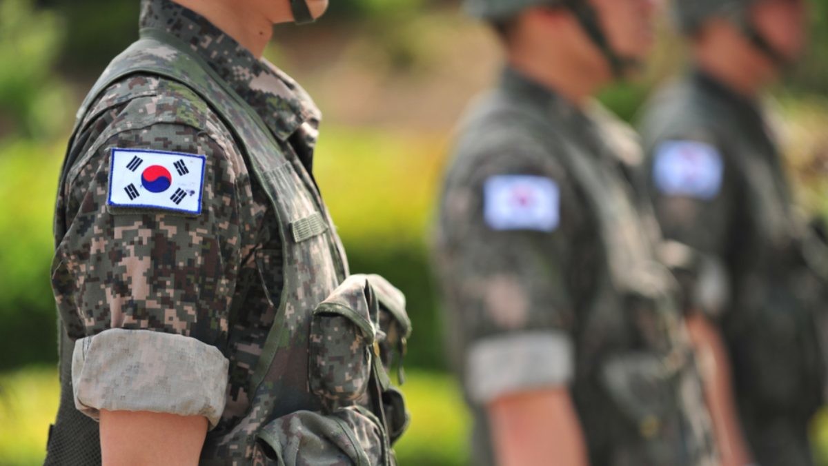 대한민국 육군 군복을 입은 군인들 /  Yeongsik Im-shutterstock.com