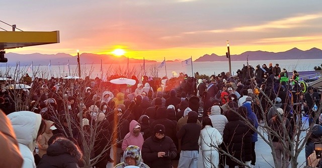 2026년 1월 1일 장흥 126타워에서 열린 '통일기원 해맞이 행사'에서 김성 장흥군수와 군민, 관광객들이 새해 첫 일출을 바라보고 있다. / 노해섭 기자