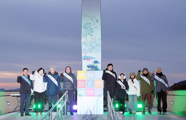 김성 장흥군수와 주요 내빈, 어린이들이 '통일 기원 큐브 퍼포먼스'를 통해 9개의 희망 키워드를 완성하고 있다.