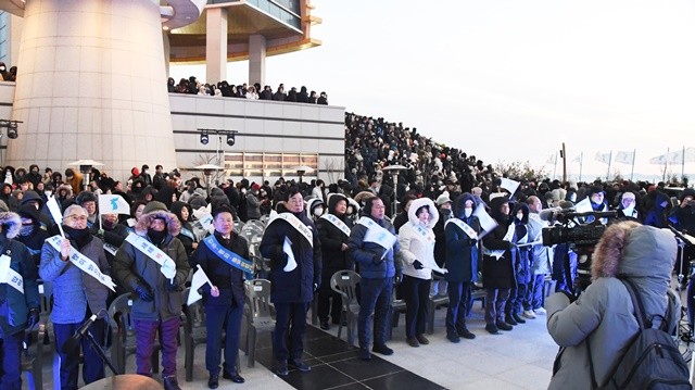 김성 장흥군수등 행사에 참여한 가수, 관광객들이 통일을 염원하는 마음을 담아 한반도기와 태극기를 흔들면서 “우리의 소원은 통일” 을 다 같이 부르고 있다. / 노해섭 기자