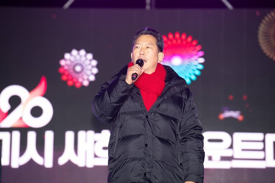 구미 동락공원 광장에서 열린 2026 구미시 새희망 카운트다운 행사에서 김장호 구미시장이 인사말을 하고 있다. / 구미시 제공