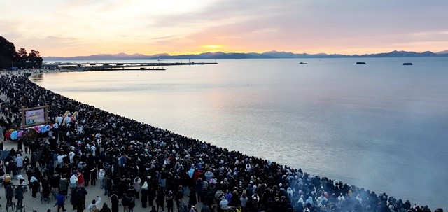2026년 새해 첫날인 1월 1일 전남 보성군 율포 솔밭해변 일원이 해맞이객들로 인산인해를 이루고 있다. 보성군에 따르면 이날 해맞이 행사에는 영하의 쌀쌀한 날씨에도 불구하고 군민과 관광객 등 2만여명이 운집했다.