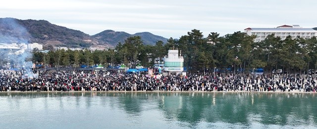 해양수산부가 ‘일출 보기 좋은 바다’로 꼽은 전남 보성군 율포 솔밭해수욕장이 2026년 새해 첫날을 맞아 해맞이 관광객들로 붐비고 있다. 이곳은 해양수산부가 선정한 ‘대한민국 일출 보기 좋은 바다 6선’에 이름을 올리며 남해안 대표 해맞이 명소로서의 진가를 입증한 바 있다.