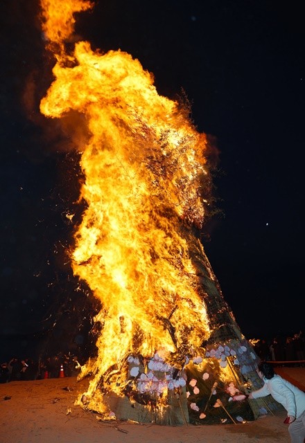 2026년 1월 1일 전남 보성군 율포 솔밭해변에서 열린 해맞이 달집태우기 행사 도중 타오르는 불길 속에서 마치 거대한 붉은 말이 하늘을 향해 포효하며 도약하는 듯한 형상이 포착되자 현장에서는 일제히 환호성이 터져 나왔다.