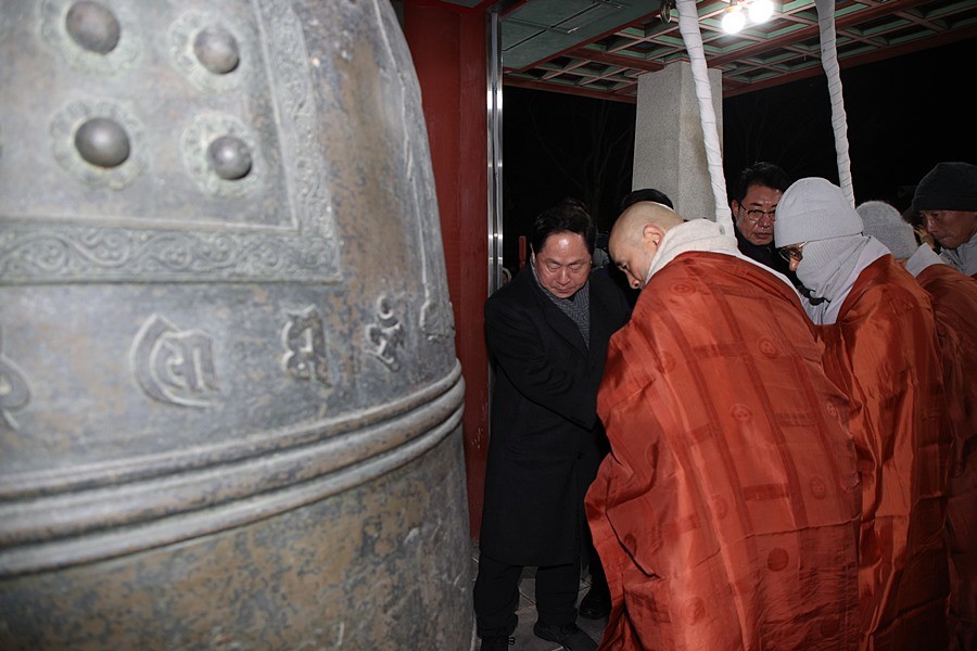 타종에 참여하고 있는 주광덕 시장