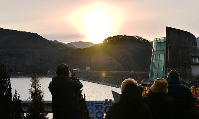 1일 오전, 장성호 제방에 모인 군민들이 해돋이를 보고 있다. 장성군 제공