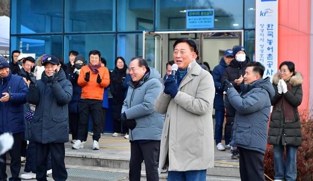 김한종 장성군수가 해맞이 행사를 찾은 군민들에게 감사 인사와 덕담을 전하고 있다. 장성군 제공