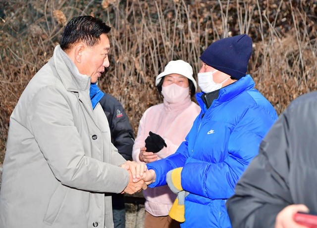 김한종 장성군수가 해맞이 행사에 참석한 군민과 새해 인사를 나누고 있다.