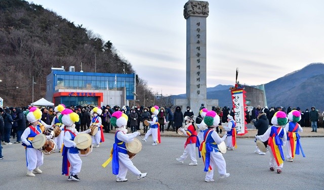 장성호 제방에서 열린 신년 해맞이 행사에서 펼쳐진 농악 공연.