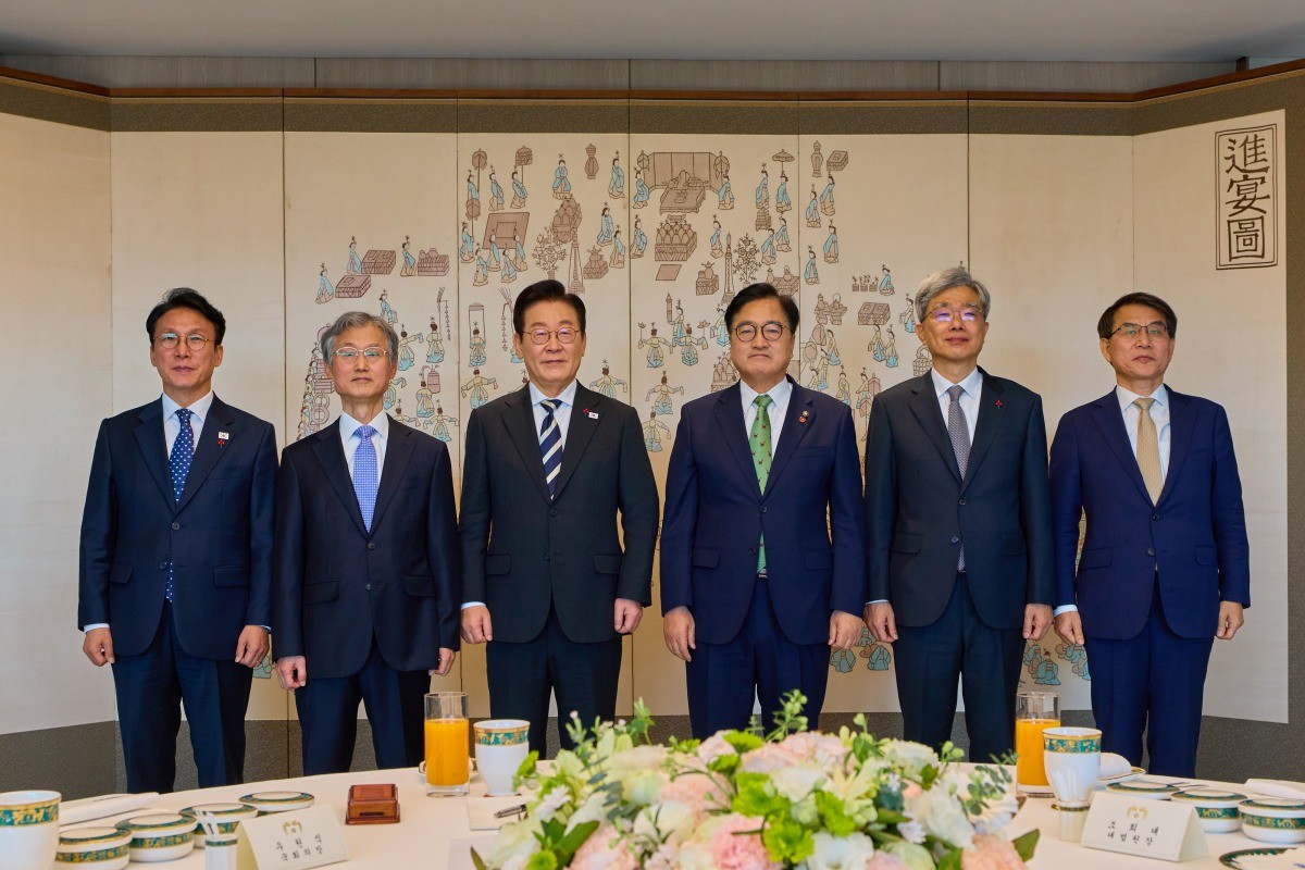 이재명 대통령이 지난해 12월 서울 용산 대통령실 청사에서 열린 5부 요인 초청 오찬에서 기념촬영을 하고 있다. 왼쪽부터 김민석 국무총리, 조희대 대법원장, 이 대통령, 우원식 국회의장, 김상환 헌법재판소장, 노태악 중앙선거관리위원장. / 청와대 제공