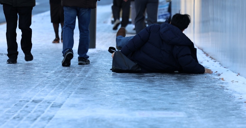 한 시민이 빙판길에 미끄러져 넘어지고 있다. / 뉴스1