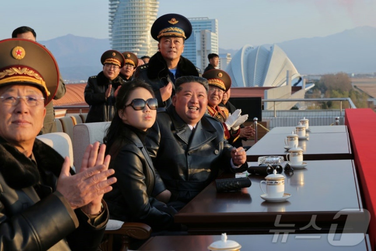 지난해 11월 28일 제2공군사단 59길영조영웅연대 갈마비행장에서 진행된 공군 창설 80주년 기념행사에 참석한 주애.  / 평양 노동신문=뉴스1