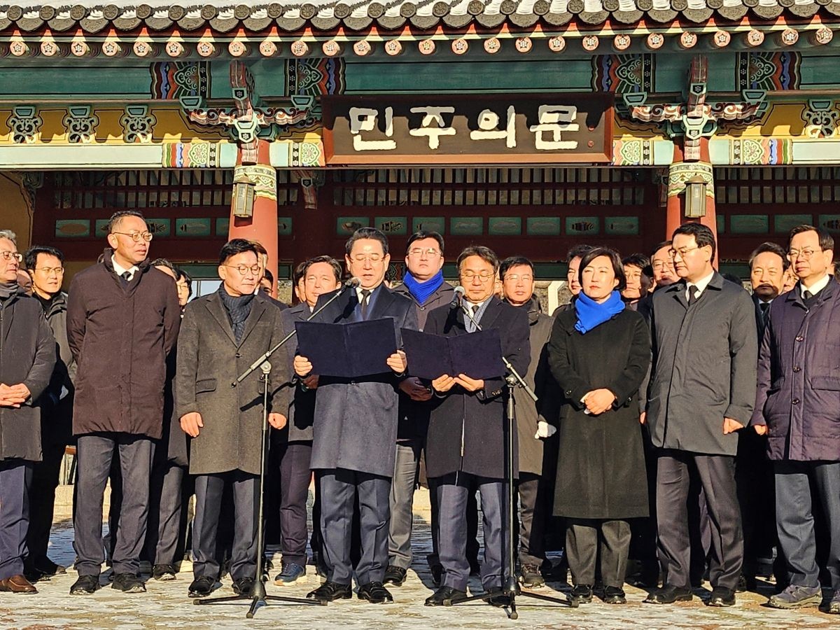 2일 오전 광주 북구 운정동 국립5·18민주묘지 민주의문 앞에서 강기정 광주시장과 김영록 전남도지사가 광주·전남 대통합 추진 공동선언문을 발표하고 있다. / 뉴스1