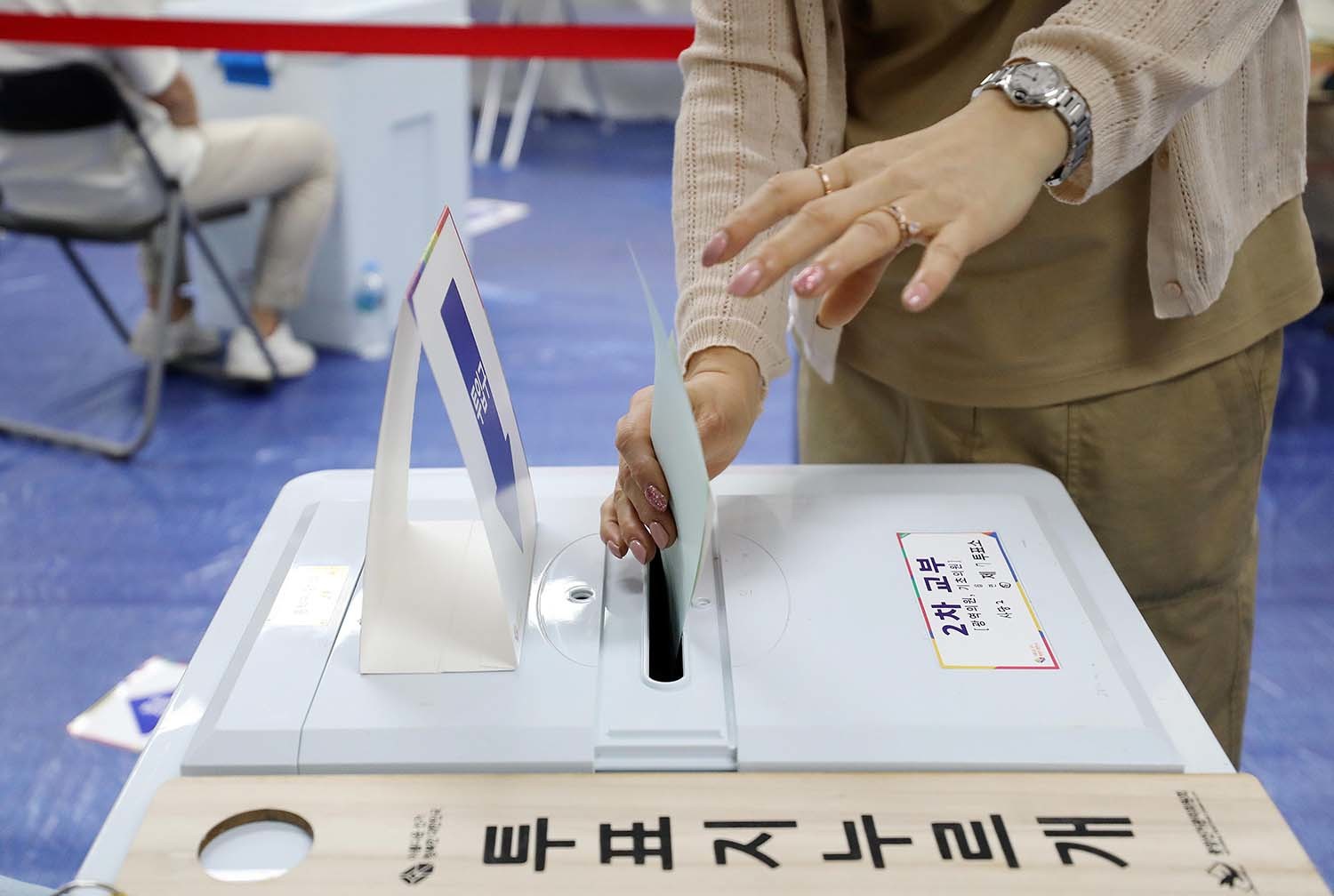 제8회 전국동시지방선거 투표일인 2022년 6월 1일 서울 동작구 사당 제2동 제7투표소에서 한 유권자가 투표하고 있다. / 뉴스1