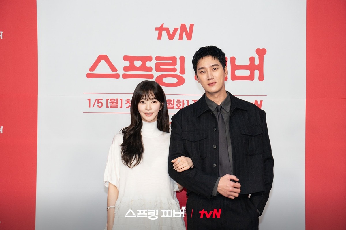 '스프링 피버' 주연 배우 이주빈과 안보현 / tvN