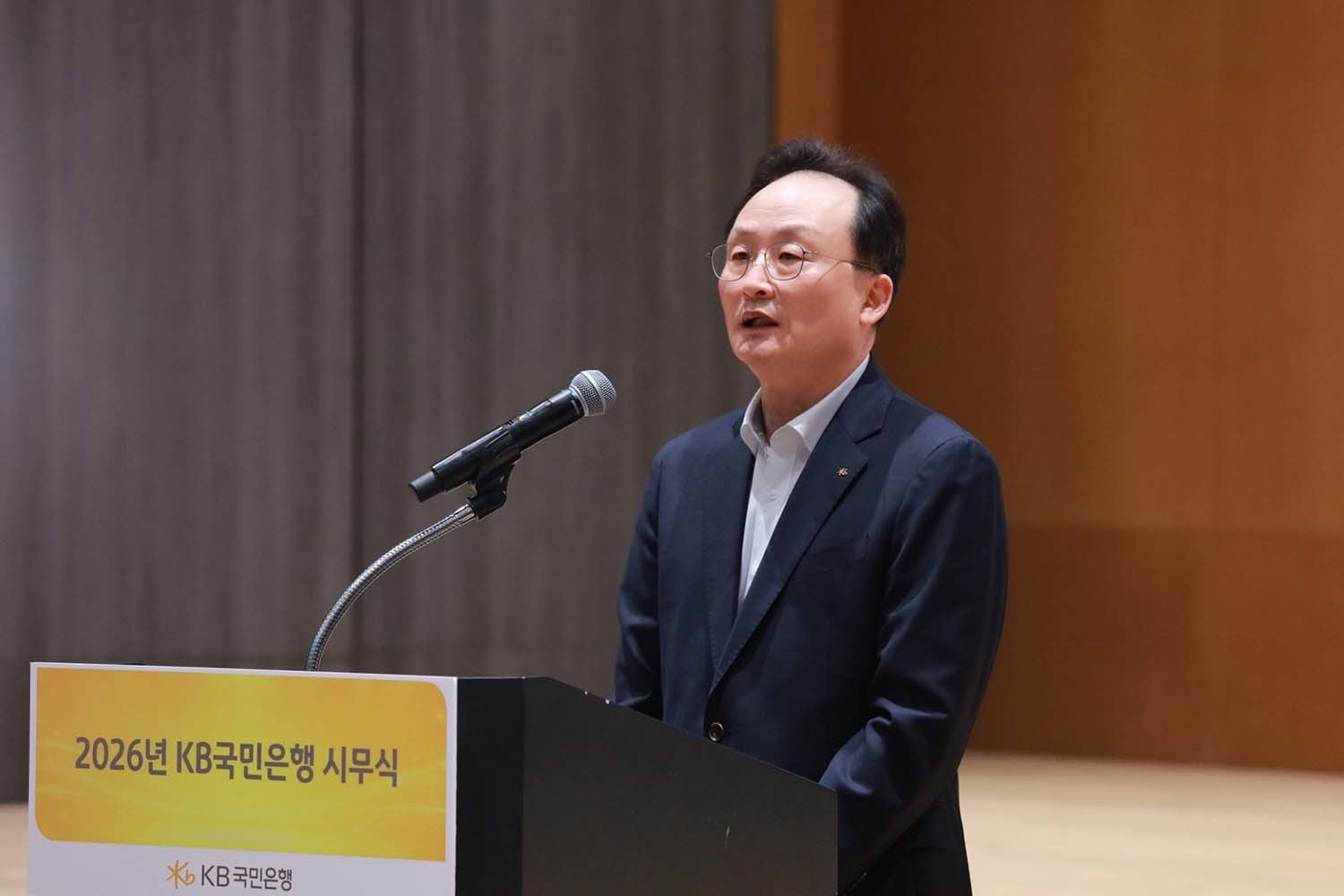 KB국민은행이 2일 여의도 신관에서 연 시무식에서 이환주 은행장이  '확장과 전환'을 화두로 제시했다. /  KB국민은행 제공