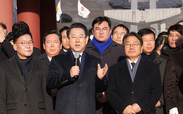 김영록 전라남도지사와 강기정 광주광역시장이 2일 광주 5·18민주묘지에서 참배를 마친 뒤 민주의 문 앞에서 ‘전남·광주 행정통합 선언문’을 발표하고 있다.