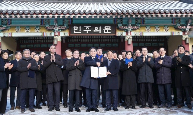 김영록 전라남도지사와 강기정 광주광역시장이 2일 광주 5·18민주묘지에서 참배를 마친 뒤 민주의 문 앞에서 ‘전남·광주 행정통합 선언문’을 발표하고 있다.