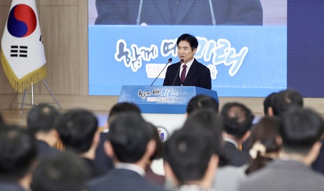 2일 전라남도교육청 대회의실에서 열린 시무식에서 김대중 교육감이 신년사를 통해 ‘글로컬 전남교육’ 비전을 밝히고 있다.