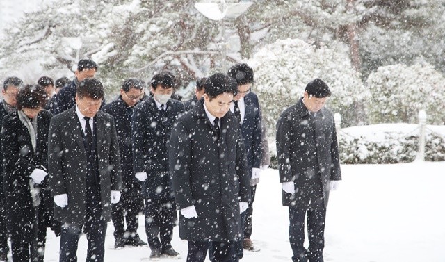 김대중 교육감을 비롯한 전남교육청 간부진이 새해 첫 일정으로 목포 부흥산 현충탑을 참배하고 있다.