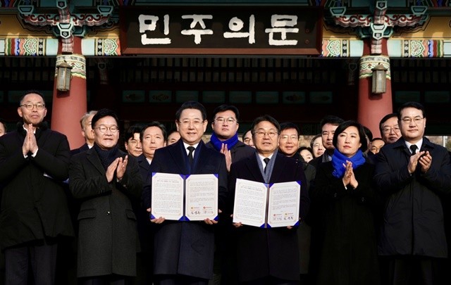 강기정 광주광역시장과 김영록 전라남도지사가 2일 국립5·18민주묘지에서 '통합 지방정부 추진 공동선언문'을 발표한 후 기념촬영을 하고 있다. /광주광역시 제공