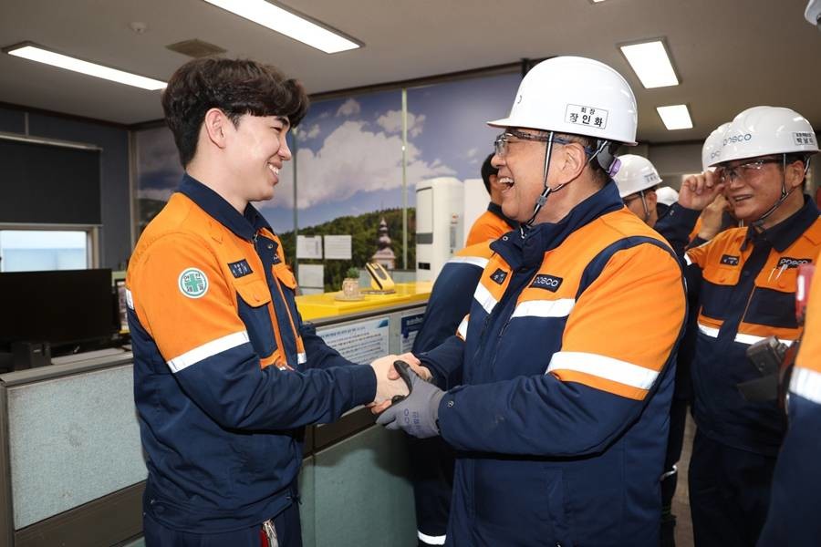 장인화 회장은 새해 첫 행보이자 현장경영의 일환으로 포항제철소를 찾아 임직원을 격려했다./이하 포스코