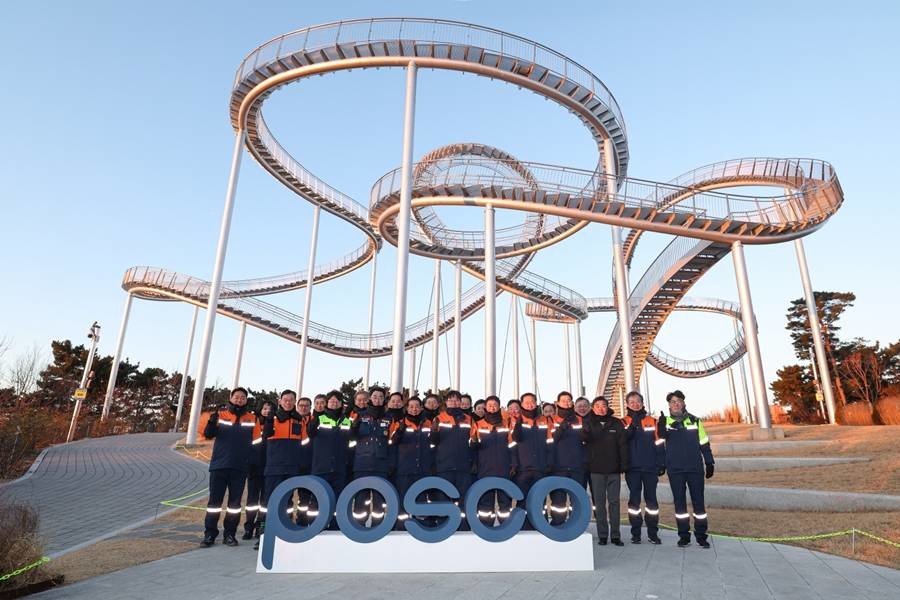 포스코그룹은 새해 첫 근무일인 2일 포항 스페이스워크에서 안전을 기원하고 미래 비전 실현을 다짐하는 시무행사를 가졌다.