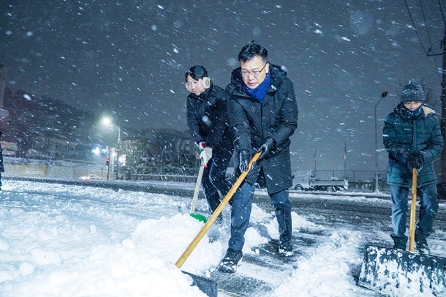 2일 오전, 비상 소집된 목포시 공무원들이 버스승강장과 인도 주변의 눈을 치우고 있다.