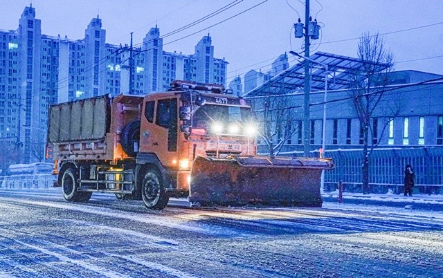 2일 새벽, 목포시 제설차량이 주요 도로에서 제설작업을 벌이고 있다.