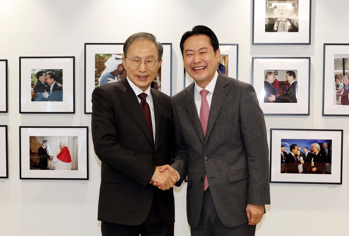 장동혁 국민의힘 대표가 2일 서울 서초구 영포빌딩에서 이명박 전 대통령을 예방, 기념 촬영을 하고 있다. / 뉴스1