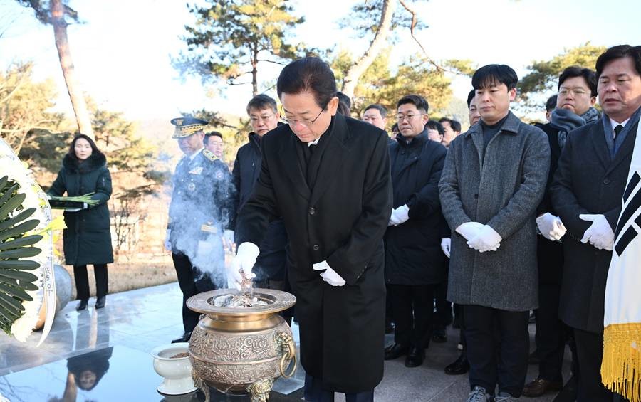 순직공무원 추모비 참배