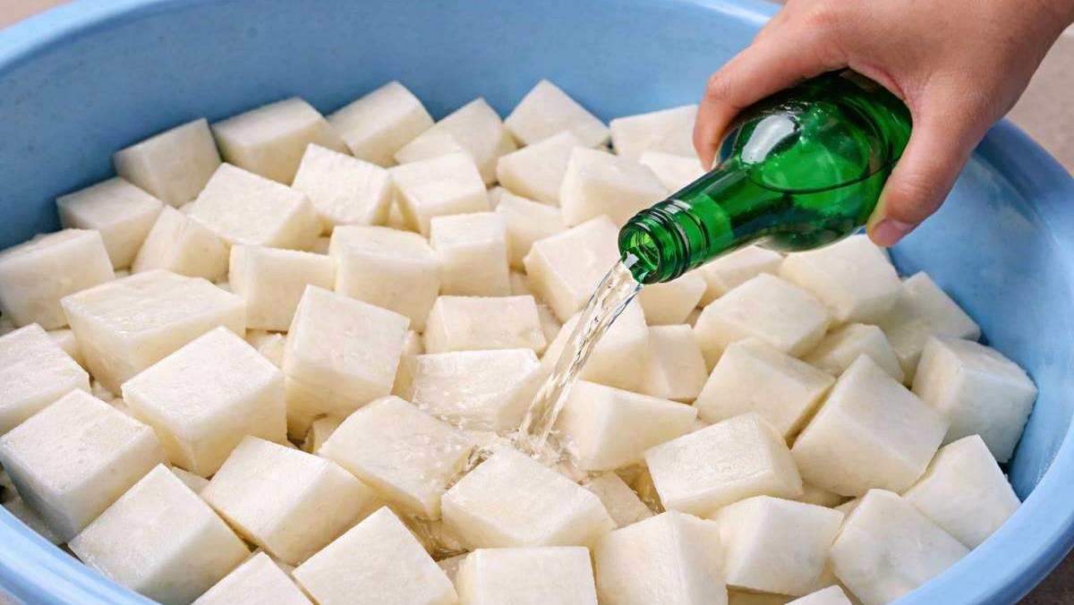 '무를 썰어서 소주 딱 반컵만 뿌려보세요…이 엄청난 걸 왜 이제 알았죠' 기사 내용을 바탕으로 제작한 자료사진.